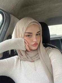 1件纯色雪纺女士头巾，柔软舒适，休闲长款围巾，保守素色头带，适合日常穿着。