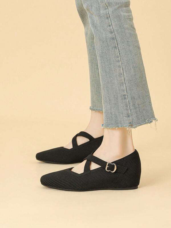 Damen Quadratische Spitze Gestrickte atmungsaktive Mary Jane Riemen mit verstellbarer Schnalle Flacher Absatz Bequeme Slip-On Schuhe mit unsichtbarer Absatzerhöhung, geeignet für Petite, kann in allen Jahreszeiten getragen werden