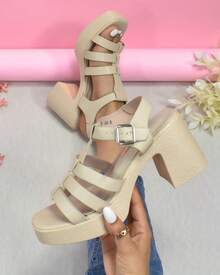 sandalia cangrejera con plataforma, sandalia con tacón ancho mujer, sandalia tipo cangrejera sintética, calzado con tacón y plataforma verano, sandalia cerrada de tiras mujer, sandalia chunky estilo retro.