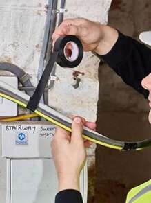 1 rolka 18 m mocna taśma elektryczna, taśma izolacyjna z PVC, wodoodporna taśma elektryczna, izolacja przewodów, mocna samoprzylepna, wysoka lepkość, odporność na zimno, odporność na wysoką temperaturę, wodoodporna i odporna na wilgoć, stosowana do taśmowania wiązek przewodów w samochodach, przez elektryków, majsterkowiczów i właścicieli domów - idealna do napraw i projektów elektrycznych