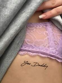 1 张小尺寸人体艺术临时纹身贴纸，男女适用，黑色 Yes Daddy 英文文字图案，挑逗顽皮风格，防水假纹身，持续 2-5 天，遮盖疤痕，可用于手臂手腕肩腿腰颈手胸部大腿手指，闺蜜情侣纹身，爱人，角色扮演 - 黑色 - 查看 2
