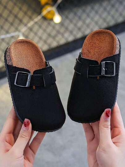 一双纯色儿童拖鞋，男女童均适用，轻便百搭，室内外及沙滩均可穿着，适合所有季节，包括夏季和秋季。