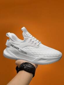 زوج من أحذية رياضية كاجوال للرجال مصنوعة من شبكة تنفس خفيفة الوزن. تصميم رباط منخفض مع نعل إيفا ودعم للقوس للركض - أبيض - مشاهدة 1