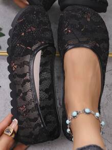 Chaussures plates carrées en style bohème chinois pour femmes, avec broderie, dentelle ajourée et patchwork. Convient pour l'extérieur au printemps, en été, en automne et en hiver