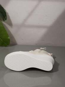 2025 Novo Tênis de Lona Branco de Plataforma Casual Tipo Cunha para Primavera/Outono, Sapatos Estudantis de Elevador Plano para Mulheres
