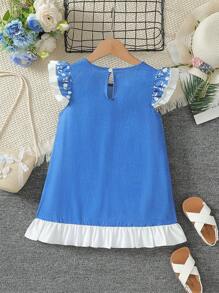 Vestido de verano para niña con estilo rústico, versátil, con estampado de denim falso, cuello redondo, mangas con volantes y parches