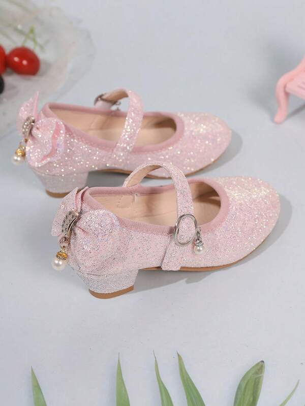 Un paio di carini scarpe con tacco alto per bambini novità 2025, scarpe da principessa con fiocco, e scarpe da ballo adatte per feste e balli
