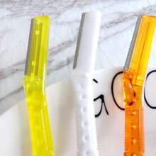 Pacote com 2 lâminas de barbear de cor aleatória, aparador de sobrancelhas com lâmina de aço inoxidável, ferramenta profissional para aparar sobrancelhas, modelador de sobrancelhas afiado, ferramenta para aparar sobrancelhas e maquiagem, tesoura portátil unissex para aparar sobrancelhas