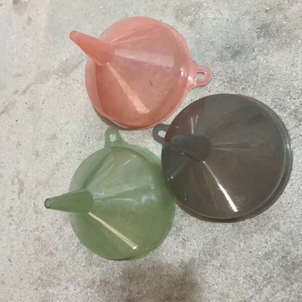 1pc Random Color Large Plastic Household Funnel, Wide Mouth Kitchen Tool, Transparent & Thick, For Pouring Liquid & Dividing