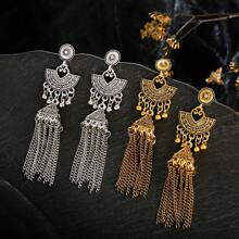 Un par de pendientes con forma de triángulo retro con flecos en forma de abanico largo, adecuado para que las señoras lo usen en fiestas.