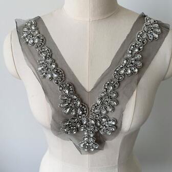 手工缝制水钻装饰 V 领