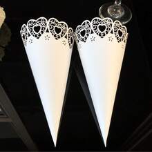 25 Stücke/Packung Laser geschnittene Hochzeitsconfetti Kegel, Rosenblumen-Rand weiße herzförmige Papiertüten für das Werfen von Reis auf Hochzeitspartys (ohne getrocknete Blumen und Basis)