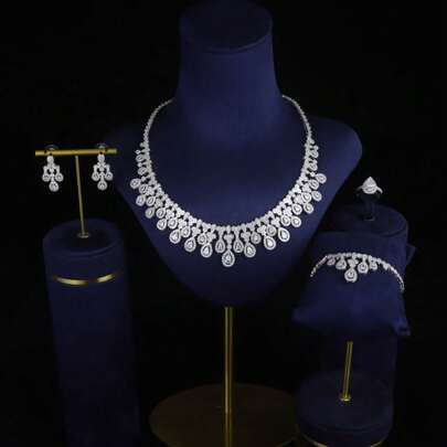 Conjunto de joyería clásica platinada con diamantes blancos que incluye collar colgante, pendientes, anillo abierto y pulsera. Elegante conjunto de joyería nupcial de regalo de boda, chapado en cobre con piedras CZ AAA.