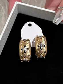 Vintage French Elegant Hollow Clover Textured Earrings, Chic & High-End Earring Hoops For Women (No Card) - Gold - View 7