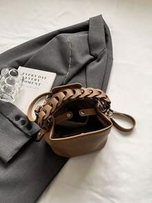 Modisches Clown-Design aus PU-Wasserschutz-Material, Buchstabenmuster, Metallanhänger-Dekoration, tragbare quadratische Tasche, elegante Handtasche, Business-Pendlertasche, geeignet für Arbeit, hochwertige Modentasche, geeignet für tägliche Fahrten und Veranstaltungen - Braun - Übersicht 5