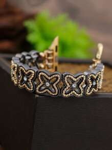 1pc Fashionable Classic Lucky Grass Zinc Alloy Elastic Bracelet Strap Compatible With Apple Watch Band 38/40/41/42/44/45/49/(S10 42)/(S10 46)Mm, Retro Elegant Simple Flower Rhinestone Zinc Alloy Bracelet Strap Is Compatible With Iwatch Band Ultra2/S10/SE/9/8/7/6/5/4/3/2/1Series, Bohemian Style Women Watchbands, Fine Women Fashion Watch Accessories, Smart Watch Strap/Band, Unique Personalized And Style Strap, Valentine's Day Mother's Day Gift