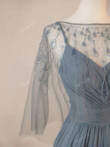 Elegante e glamour abito da sera grigio in chiffon con colletto drappeggiato senza maniche, vestito da cerimonia per la madre della sposa con scialle incluso, adatto per feste, ricevimenti, matrimoni e occasioni formali