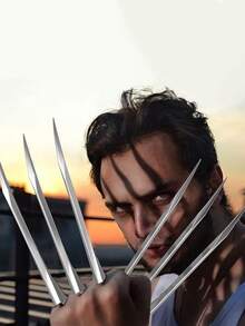 1个塑料狼爪，角色扮演道具，银色塑料材质，适用于角色扮演和主题派对。这款狼爪为任何服装增添经典气息，让您的角色在万圣节更加栩栩如生。 - 彩色 - 查看 6