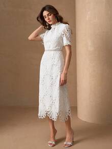 优雅白色蕾丝中长连衣裙，短荷叶袖，A字荷叶领设计