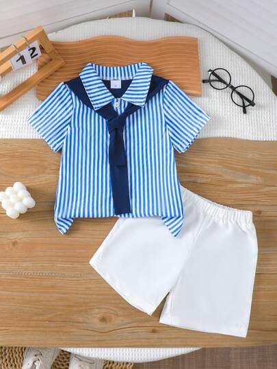 Set de 2 piezas de camisa de manga corta con efecto de dos piezas a rayas azules y blancas, y pantalones cortos de un solo color para niños, cómodo y versátil, adecuado para uso diario en primavera/verano