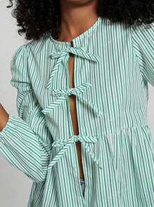 Camisa de mujer de moda casual con cuello redondo, lazo, bajo con volantes y mangas abullonadas en colores lisos