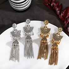 Un par de pendientes con forma de triángulo retro con flecos en forma de abanico largo, adecuado para que las señoras lo usen en fiestas.