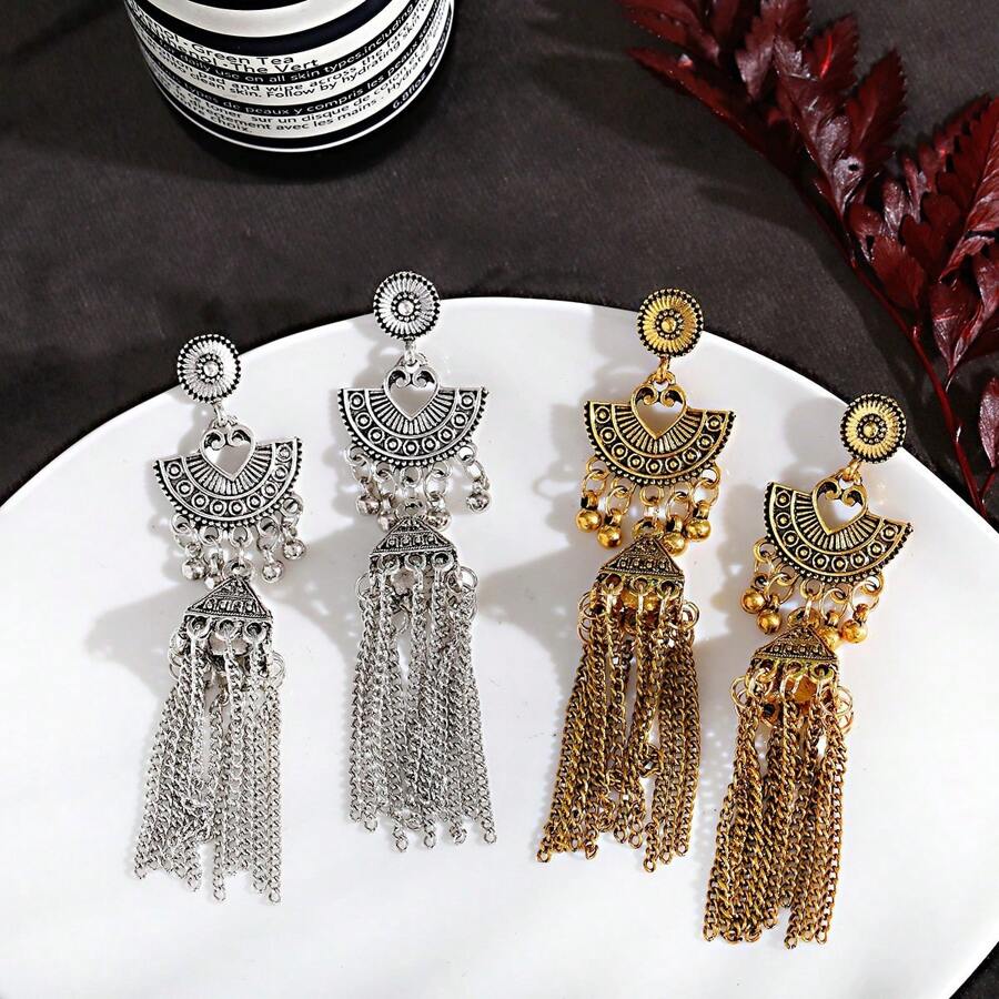 Un par de pendientes con forma de triángulo retro con flecos en forma de abanico largo, adecuado para que las señoras lo usen en fiestas.
