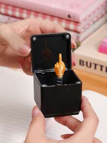 中指惊喜礼盒，中指礼盒，完美的恶作剧手弹出式礼物，带成人礼盒，新奇恶作剧中指手雕像圣诞节新奇有趣的礼物，为您的母亲、父亲、妻子、女朋友、男朋友增添气氛 - 彩色 - 查看 2