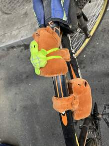 1 pieza Superventas de verano, Muñeca de peluche de Capibara linda con pulsera, Diseño creativo, Muñeca decorativa rellena de PP, Se puede usar en la muñeca, Regalo único para fiestas, Decoración para mochila, coche, bicicleta, motocicleta, cortinas del hogar, suministros para fiestas, regalo de vuelta a clases (Ligera diferencia de color, video solo como referencia)