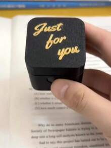 中指惊喜礼盒，中指礼盒，完美的恶作剧手弹出式礼物，带成人礼盒，新奇恶作剧中指手雕像圣诞节新奇有趣的礼物，为您的母亲、父亲、妻子、女朋友、男朋友增添气氛 - 彩色 - 查看 3