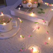 1串粉色珍珠形灯串，粉色玫瑰和绿色叶子图案，非常适合浪漫、家居、婚礼、节日、情人节、母亲节、派对、圣诞节装饰，也可作为礼物赠送，适用于室内、房间、阳台、窗户、卧室、餐厅、花园、餐桌等各种场所，四季皆宜。