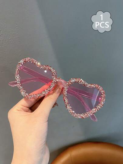 一对手工制作的水晶心形透明果冻杯，适合派对和拍照