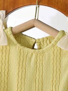 Kleine Mädchen Kleid mit Farbblock Einsätzen, strukturiertem Stoff und gesäumtem Saum