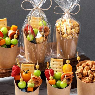 30 piezas Vasitos de papel kraft marrón con pinchos de bambú dorados y bolsa de plástico transparente - Caja desechable para alimentos cocidos, apta para aperitivos, patatas fritas y snacks de fiesta | Diseño de vaso liso | Vaso, bolsa de snacks