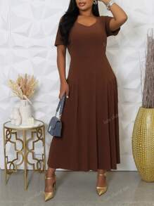 Vestito lungo elegante da donna con taglie grandi, senza spalline, con arricciature e vita stretta