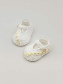 1 Pair Infant Girl Crochet Mary Jane Shoes With Daisy Flower Design, White With Yellow Accents