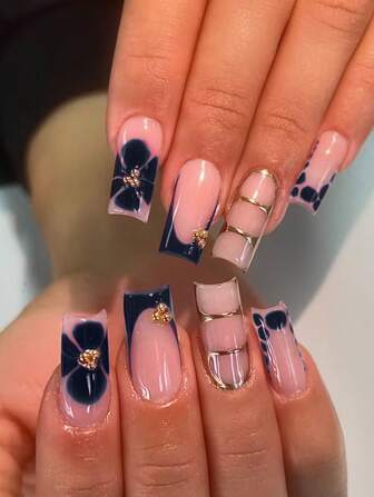 24 st rektangulära blommande nagelklistermärken från Y2K för att förbättra din stil! Detta franska akryl-press-on-nagelset innehåller 1 gelégel och 1 nagelfil, som passar perfekt till dina naglar. Lätt att bära, lämplig för sommaren och fransk manikyr, lämplig för vardagsarbete, fester och andra tillfällen.