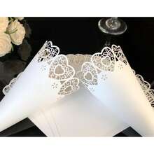 25 Stücke/Packung Laser geschnittene Hochzeitsconfetti Kegel, Rosenblumen-Rand weiße herzförmige Papiertüten für das Werfen von Reis auf Hochzeitspartys (ohne getrocknete Blumen und Basis)