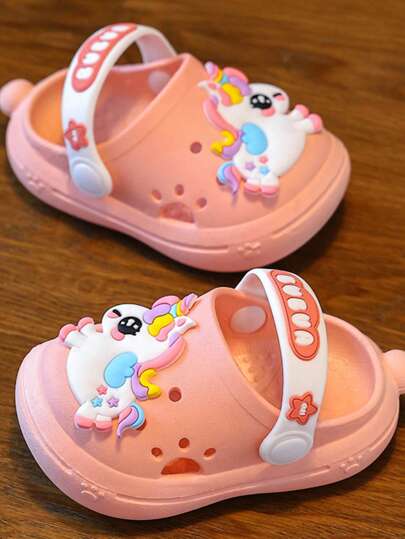 زوج من أحذية البرك ذات الأحصنة الملونة بطبعة نمط ، نعال مريحة وخفيفة لا انزلاقية مناسبة للصيف، نعال باردة مانعة للرائحة وللانزلاق وقابلة للتهوية مناسبة لأطفال الحمامات وللإستخدام اليومي والسباحة في الشاطئ والرحلات والأنشطة السياحية