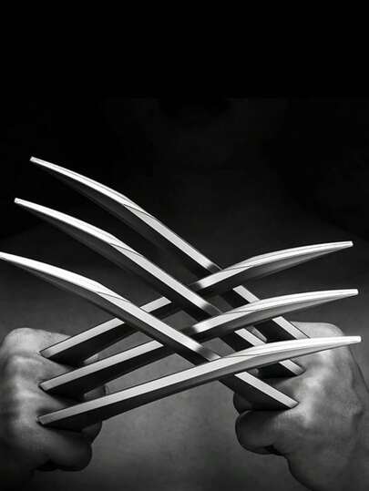 1个塑料狼爪，角色扮演道具，银色塑料材质，适用于角色扮演和主题派对。这款狼爪为任何服装增添经典气息，让您的角色在万圣节更加栩栩如生。