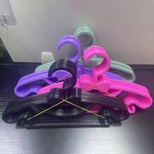 20 piezas de perchas de ropa de colores para niños, hechas de material PP, utilizadas para el almacenamiento de ropa y la exhibición portátil de pequeñas chaquetas y prendas, adecuadas para el almacenamiento de ropa en el hogar, tiendas de ropa, perchas para niños, con descuentos, se pueden usar para secar ropa de bebé, perchas de armario de guardería de plástico para bebés con diseño antideslizante y ultradelgado, para ropa de recién nacido y bebé, aplicable a la habitación de los niños y el almacenamiento de la guardería
