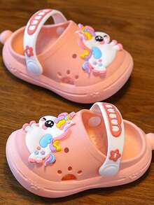 Um par de chinelos com estampa de cavalinho arco-íris, confortáveis e leves, antiderrapantes, ideais para o verão. São respiráveis, frescos e à prova de odores, perfeitos para o banho e para as crianças se vestirem. Essenciais para brincadeiras na praia, passeios e viagens de férias.