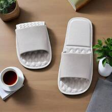 Papuci de hotel simpli și ușori, dintr-o singură bucată, cu design geometric de masaj pe branț, ușori, confortabili, antiderapanți, rezistenți la mirosuri, potriviți pentru casă, dormitor, duș, călătorii, naveta, cămin, duș dublu, înapoi la școală, obligatorii pentru sezonul de absolvire!