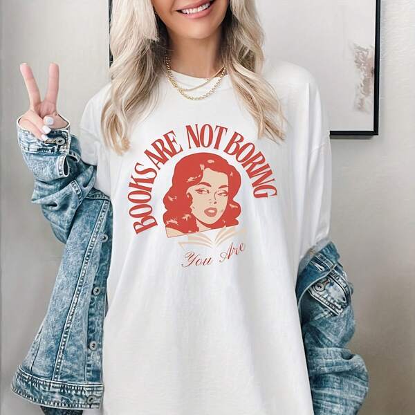 Camiseta "Los libros no son aburridos, eres atrevida" para amantes de los libros, regalo vintage retro para amantes de los libros, regalo para lector, artículos de biblioteca.La camiseta de 220 gramos es la base universal para hombres y mujeres, proporcionando comodidad real y excelente durabilidad. El diseño es adecuado para todo tipo de usuarios, independientemente del género o el estilo. Utiliza tejidos resistentes al desgaste y de alta calidad, adecuados para cualquier uso diario, con tacto suave y durabilidad. Excelente ventilación y comodidad exclusivas para mujeres, con combinación de otoño e invierno, pretensión de grado o ropa temática festiva. Una variedad de artículos para satisfacer las necesidades de varias ocasiones.