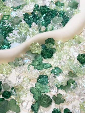 亚克力DIY饰品，奶油胶手机壳，发夹，装饰饰品材料，巴洛克饰品，DIY手工耳环，头饰，鞋子，服装配饰。本产品广泛应用于装饰，吊坠，饰品，服装配饰