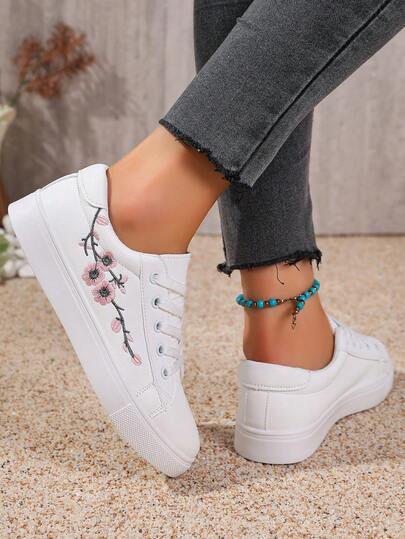 女式运动鞋白色梅花刺绣跑鞋，平底系带运动鞋，适合健身房/慢跑/学校的轻便学生运动鞋