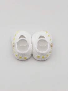 1 Pair Infant Girl Crochet Mary Jane Shoes With Daisy Flower Design, White With Yellow Accents