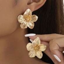 Vintage-Inspired Gold Floral Statement Earrings – 3D Textured Hypoallergenic Jewelry For Women, Spring Summer Party Earrings & Luxe Gift For Mom, Birthday, Her - Vàng - Xem 2