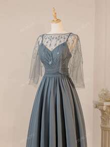 Elegante e glamour abito da sera grigio in chiffon con colletto drappeggiato senza maniche, vestito da cerimonia per la madre della sposa con scialle incluso, adatto per feste, ricevimenti, matrimoni e occasioni formali