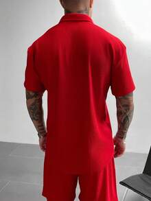 GloMan 男士纯色休闲两件套，采用纽扣门襟设计，宽松短袖衬衫搭配抽绳短裤，面料柔软略带弹性，舒适透气，适合街头穿着、日常休闲、周末外出、社交聚会等场合。红色度假两件套，情侣款，母亲节礼物佳选。 - 紅色 - 查看 3